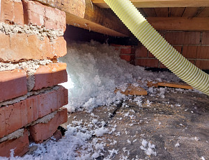 Zateplení střechy řadového domku pomocí foukané izolace